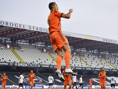 Striker Juventus, Cristiano Ronaldo, melakukan selebrasi usai mencetak gol ke gawang Spezia pada laga Liga Italia di Stadion Dino Manuzzi, Minggu (1/11/2020). Juventus menang dengan skor 4-1. (Massimo Paolone/LaPresse via AP)