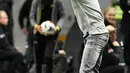 Pelatih Barcelona, Luis Enrique mengintruksikan para pemainnya saat melawan Leicester City di International Champions Cup di Friends Arena, Stockholm, Swedia, (4/8). Barcelona menang atas Leicester dengan skor 4-2. (AFP PHOTO/Jonathan Nackstrand)