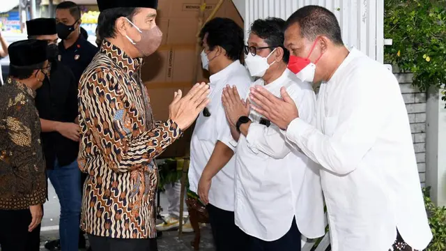 Presiden Joko Widodo (Jokowi) bertakziah ke rumah duka almarhum Miyono Suryosardjono, di Kota Surakarta, pada Senin, 28 Februari 2022.
