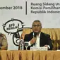 Ketua KPU Arief Budiman (tengah) dan Wakapolri Komjen Pol Ari Dono (kiri) saat Penyerahan SK Penetapan Calon Presiden dan Wakil Presiden Pemilihan Umum 2019 ke Kepolisian Republik Indonesia di Kantor KPU, Jakarta, Kamis (20/9). (Merdeka.com/Iqbal Nugroho)