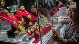 Pengunjung melihat perhiasan di salah satu stand pameran JIJF 2019, Jakarta, Kamis (4/4). Pameran ini bertujuan mempromosikan produk-produk perhiasan dengan ciri khas desain etnik budaya dengan menggunakan teknologi masa kini dalam industri perhiasan Tanah Air. (Liputan6.com/Faizal Fanani)