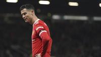Penyerang Manchester United, Cristiano Ronaldo bereaksi saat bertanding melawan Middlesbrough pada putaran keempat Piala FA 2021/2022 di stadion Old Trafford di Manchester, Inggris, Sabtu (5/2/2022). MU kalah lewat adu penalti 7-8 dari Middlesbrough. (AP Photo/Jon Super)