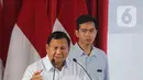 Capres-Cawapres nomor urut 2 Prabowo Subianto (depan) dan Gibran Rakabuming Raka menyampaikan paparan Penguatan Anti Korupsi untuk Penyelenggara Negara Berintegritas (Paku Integritas) di Gedung Merah Putih KPK, Jakarta, Rabu (17/1/2024). (Liputan6.com/Angga Yuniar)