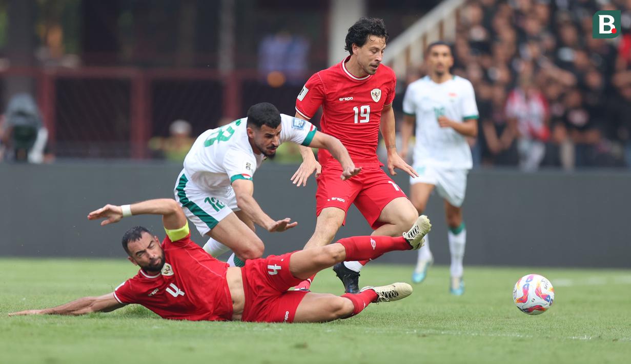 <p>Pemain Timnas Indonesia, Jordi Amat (bawah) terjatuh saat berusaha mengadang laju pemain Irak, Aymen Hussein pada laga Grup F putaran kedua Kualifikasi Piala Dunia 2026 zona Asia di Stadion Utama Gelora Bung Karno (SUGBK), Senayan, Jakarta, Kamis (6/6/2024). (Bola.com/M Iqbal Ichsan)</p>