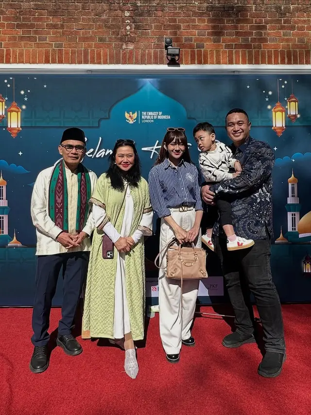 7 Potret Liburan Gilang Dirga di London, Ikut Halalbihalal Bareng Dubes RI