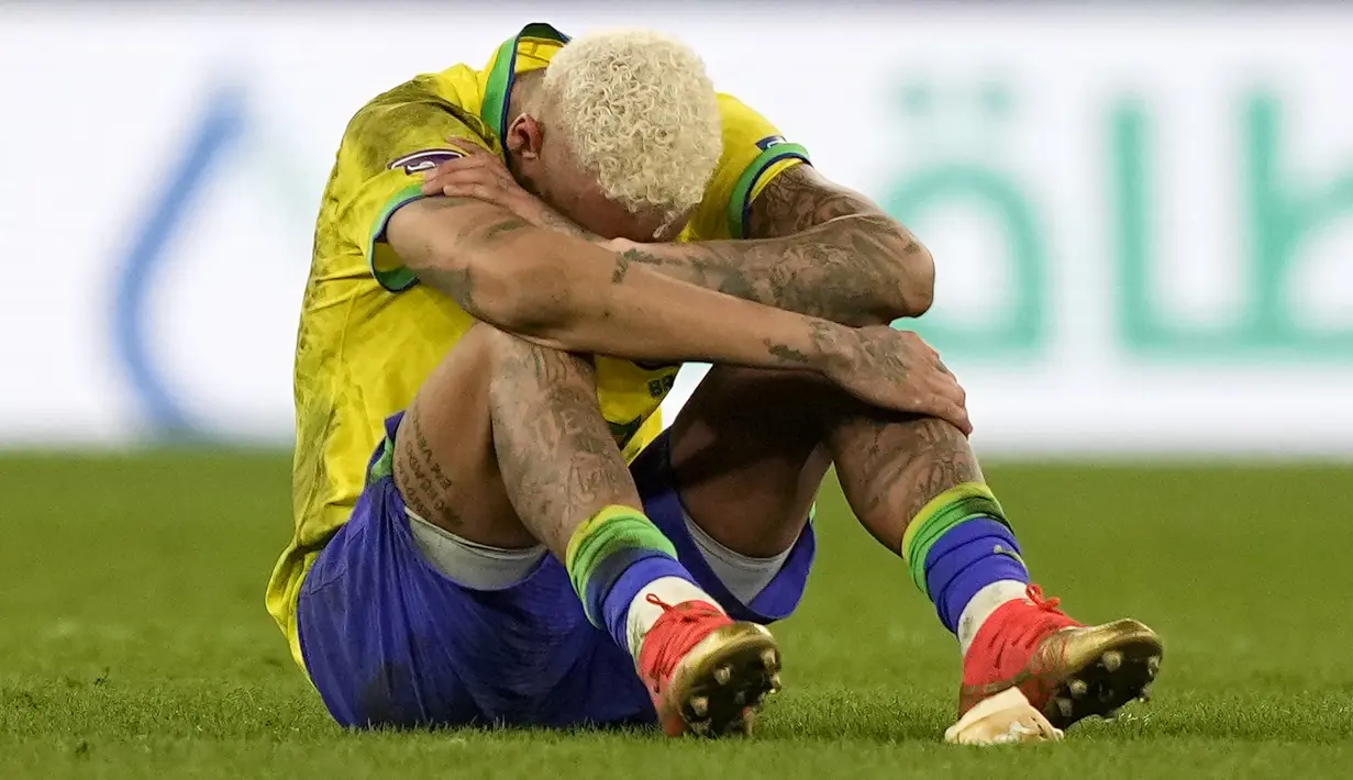 Penyerang Brasil #10 Neymar menangis setelah bereaksi setelah adu penalti saat melawan Kroasia pada perempat final Piala Dunia 2022 di Stadion Education City, Sabtu (10/12/2022) dini hari WIB. Kemungkinan besar itu merupakan ekspresi kekecewaan Neymar usai mengetahui Brasil gagal melaju ke semifinal. (AP Photo/Martin Meissner)