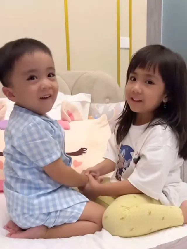 Potret manis anak momo geisha belajar doa. (credit:instagram.com/therealmomogeisha)