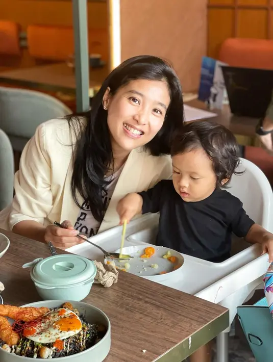 Setelah sang buah hati lahir, langsung dimasukka ke NICU. "Dan akhirnya anakku lahir dan ngeluarin cairan hijau, akhirnya langsung di bawa untuk diperiksa dokter,"  kata Olivia Zalianty. [Instagram/oliviazallianty]