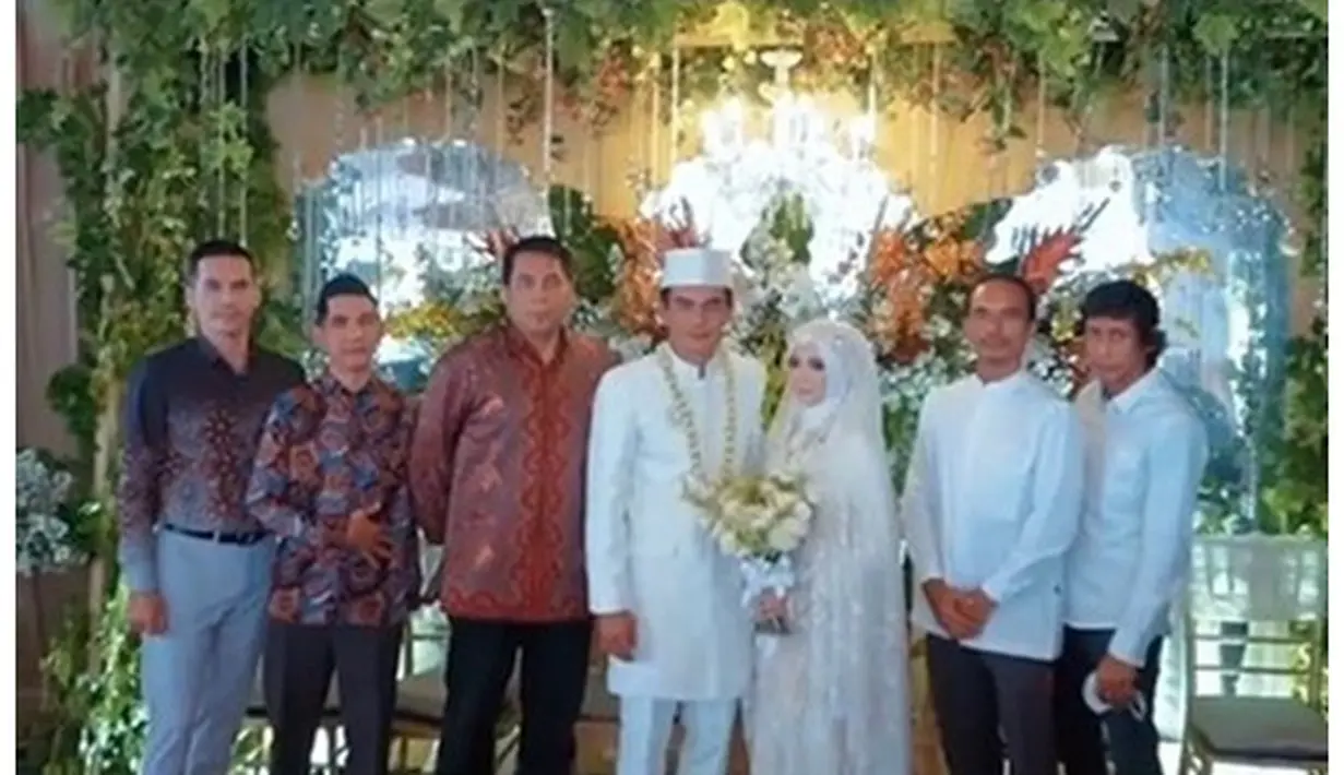 Potret anak-anak dan keluarga Teddy Syach di momen pernikahan. (Sumber: Instagram/osan_sujed / Kapanlagi)