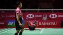 Pebulutangkis tunggal putra Indonesia, Chico Aura Dwi Wardoyo (kanan) tergeletak di atas lapangan setelah terkena backhand smash dari pebulutangkis tunggal putra Indonesia, Jonatan Chirstie pada laga final Indonesia Masters 2023 yang berlangsung di Istora Senayan, Jakarta, Minggu (29/01/2023). Chico kalah dari Jonatan Christie dengan skor 15-21 dan 13-21. (Bola.com/Bagaskara Lazuardi)