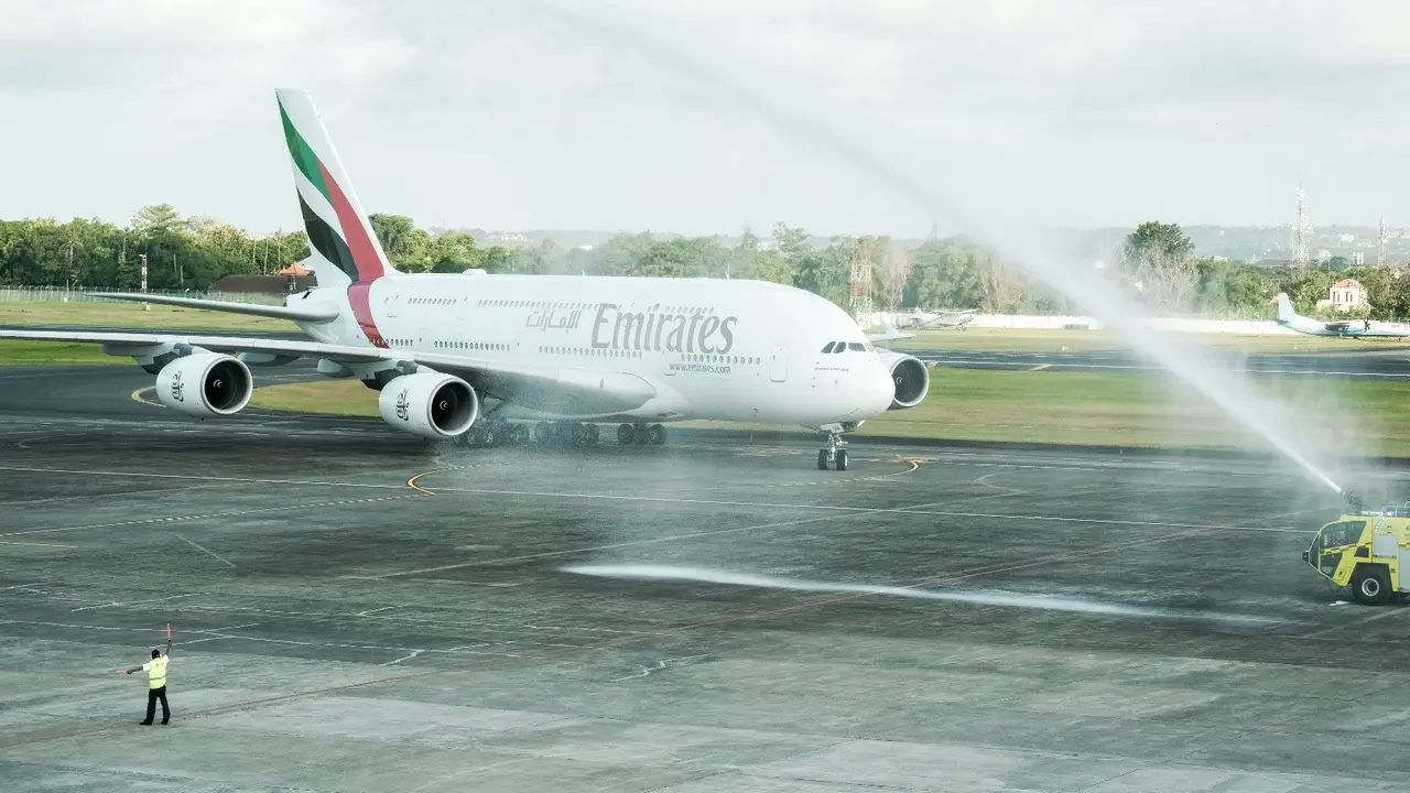 Kedatangan pesawat terbesar di dunia ini disambut meriah dengan menggunakan meriam air.