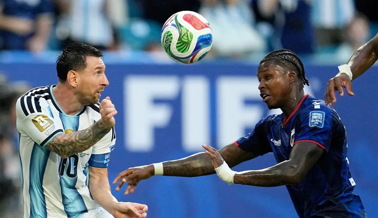 Pemain Argentina Lionel Messi memainkan bola melawan pemain Tanjung Verde Sidny Lopes Cabral selama pertandingan sepak bola babak 32 Piala Dunia antara Argentina dan Tanjung Verde di Miami Gardens, Florida, Jumat, (03/07/2026), (AP Photo/George Walker IV)