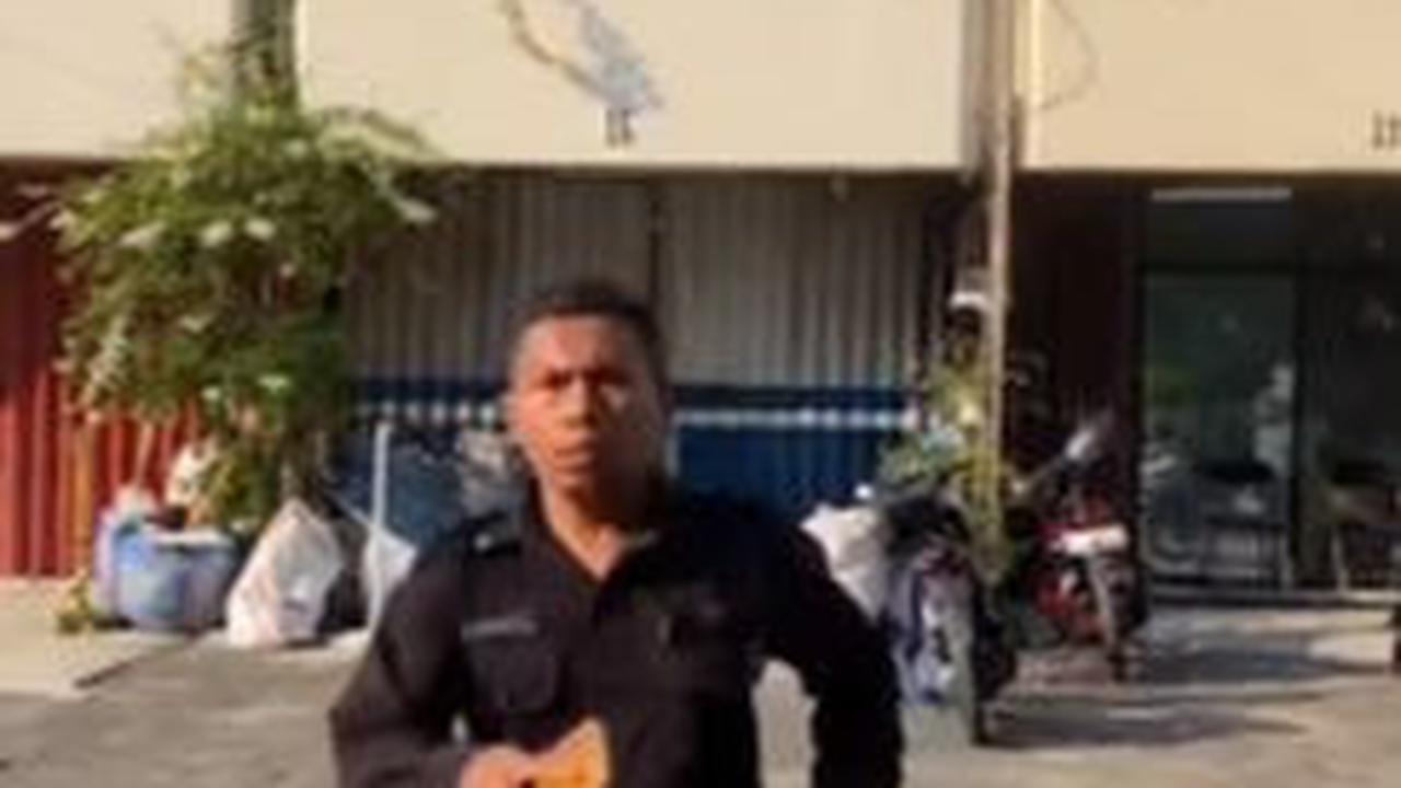 "Kalau di dekat rumah saya itu, bahkan disandera. Kalau sudah dikasih uang, baru kita bisa dikeluarkan," katanya.