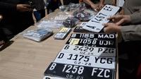 Penampakan puluhan nomor kendaraan palsu yang disita dari sindikat polisi curi mobil Perwira Polisi di Bandar Lampung. (Liputan6.com/Ardi).