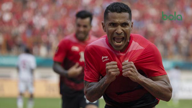 Striker Indonesia, Alberto Goncalves, melakukan selebrasi usai membobol gawang Uni Emirat Arab (UEA) pada laga Asian Games di Stadion Wibawa Mukti, Jawa Barat, Jumat (24/8/2018). (Bola.com/Vitalis Yogi Trisna)
