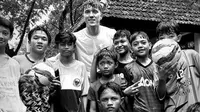 Ole Romeny membagikan momen bermain sepak bola dengan bocah-bocah di Jakarta, Sabtu (16/11/2024). (Dok. Ole Romeny)