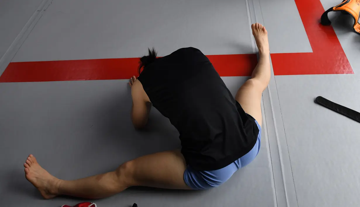 Petarung MMA China Zhang Weili usai melakukan sesi pelatihan di gym di Beijing (7/8/2019). Zhang bisa menjadi juara dunia UFC pertama asal China jika dapat mengalahkan pemegang gelar Jessica Andrade dari Brasil dalam pertarungan kelas berat mereka pada 31 Agustus 2019. (AFP Photo/Greg Baker)