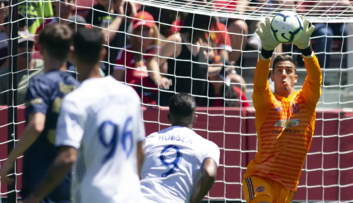 Kiper Manchester United, Joel Pereira, menangkap bola saat melawan San Jose Earthquakes pada laga persahabatan di Stadion Levi's, Santa Clara, Minggu (22/7/2018). Manchester United ditahan 0-0 dengan San Jose Earthquakes. (AP/D. Ross Cameron)