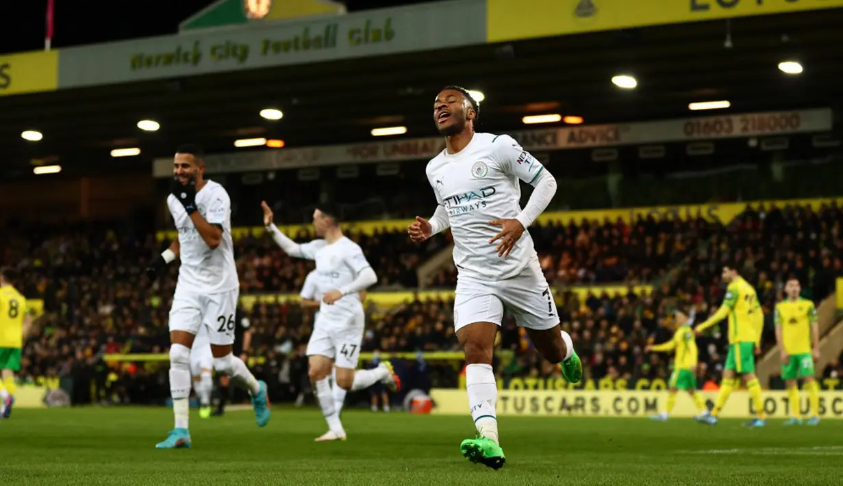 Pemain Manchester City Raheem Sterling (tengah) melakukan selebrasi usai mencetak gol ke gawang Norwich City pada pertandingan sepak bola Liga Inggris di Stadion Carrow Road, Norwich, Inggris, 12 Februari 2022. Manchester City menang 4-0. (Adrian DENNIS/AFP)