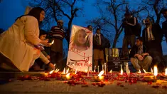 Warga menyalakan lilin untuk Zainab Ansari, gadis 8 tahun yang diculik, diperkosa dan dibunuh di Islamabad, Pakistan (11/1). Anees Ansari, ayah Zainab mengatakan polisi lamban mencari putrinya yang hilang di provinsi Punjab timur. (AP Photo/B.K. Bangash)