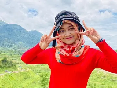 Jihan Audy kerap mengunggah potretnya saat mengenakan hijab. Gayanya saat berhijab terlihat santai dan tetap kekinian. (Liputan6.com/IG/@jihanaudy123_real)
