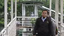 Warga melintasi Jembatan Penyeberangan Orang di kawasan Tanjung Barat, Jakarta, Jumat (11/11).Buruknya desain menyebabkan JPO tersebut tidak tersambung, sehingga warga harus membeli tiket kereta jika ingin menyeberang. (Liputan6.com/Immanuel Antonius)