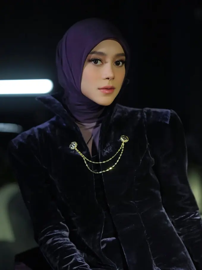 Pesona Semi Maskulin Lesti Kejora dalam Kebaya Modifikasi Siluet Beskap