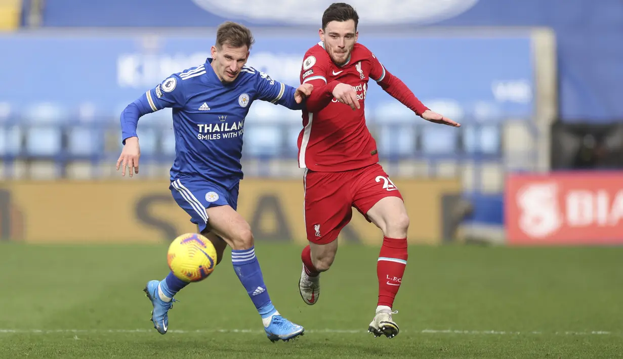 Gelandang Leicester City, Marc Albrighton berebut bola dengan bek Liverpool, Andrew Robertson pada pertandingan Liga Inggris di Stadion King Power, Inggris (13/2/2021). Liverpool menelan kekalahan ketiga beruntun dan tertahan di posisi empat klasemen dengan 40 poin. (Carl Recine/Pool Photo via AP)