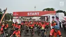 Peserta mengikuti Gowes Bersama Indonesia Damai #iRide4Peace di Silang Monas, Minggu (4/11). Acara ini dimeriahkan jajaran Polri, TNI, KPU, Bawaslu, komunitas sepeda, serta atlet sepeda nasional juga masyarakat umum. (Merdeka.com/ Iqbal S. Nugroho)