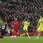 Penjaga gawang Villarreal Geronimo Rulli melakukan penyelamatan di depan pemain Liverpool Mohamed Salah saat pertandingan leg pertama semifinal Liga Champions di stadion Anfield di Liverpool, Inggris, Kamis (28/4/2022). Liverpool menang atas Villarreal 2-0. (AP Photo/Jon Super)