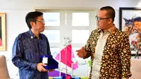 Ketua asosiasi e-Sports Indonesia (IeSPA), Eddy Lim (kiri) bertemu Menpora, Imam Nahrawi, di Kantor Kemenpora, Jakarta, Selasa (4/12/2018). (Humas Kemenpora)