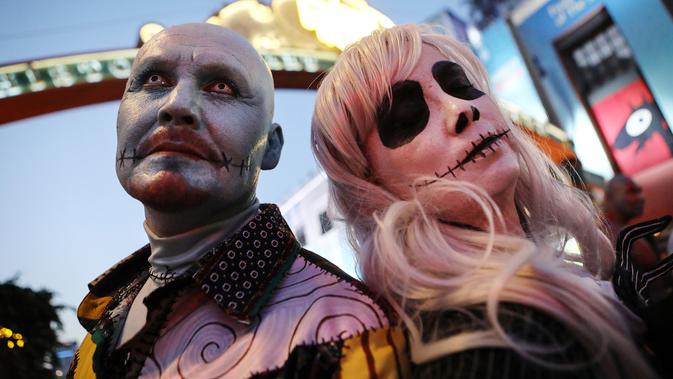 Cosplay berpose di luar San Diego Comic-Con, San Diego, California, Amerika Serikat, Kamis (19/7). (Mario Tama/Getty Images/AFP)