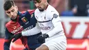 Gelandang AC Milan, Lucas Paqueta mengontrol bola dari kawalan gelandang Genoa, Miguel Veloso pada pertandingan Serie A Italia di stadion Luigi-Ferraris di Genoa ada 21 Januari 2019. Paqueta sendiri direkrut AC Milan dari Flamengo pada Januari tahun lalu dengan harga 38 juta euro plus bonus. (AFP/Mi