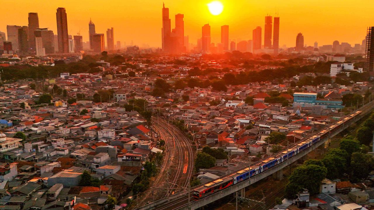Keindahan Senja di Atas Langit Jakarta