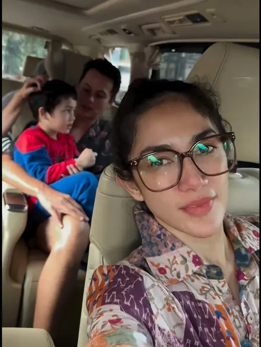Berikut momen Ussy mengajak sang suami bukan jalan-jalan biasa untuk memberikan kejutan berikutnya. Andhika tampak duduk bersama anak kelimanya. [Instagram/ussypratama]