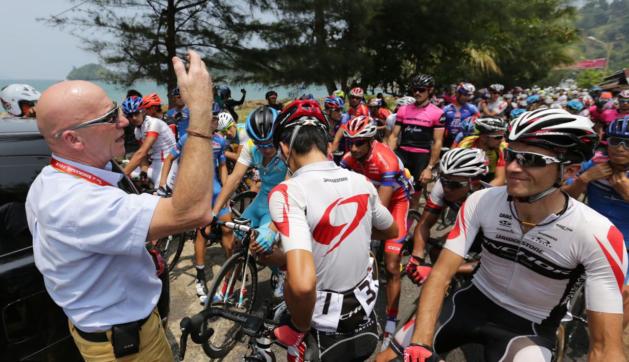 Commissaire lomba menenangkan para pebalap saat terjadi kesalahan komunikasi dalam Etape 1 Tour de Singkarak antara Painan, Kabupaten Pesisir Selatan menuju Pariaman, Sumatra Barat saat , Sabtu (3/10/2015). (Bola.com/Arief Bagus)