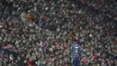 Gelandang Arsenal Bukayo Saka meninggalkan lapangan setelah diganti pada pertandingan leg pertama semifinal Piala Liga Inggris melawan Liverpool di Stadion Anfield, Jumat (14/1/2022) dinihari WIB. Arsenal dipkasa bermain imbang tanpa gol oleh Liverpool. (AP Photo/Jon Super)