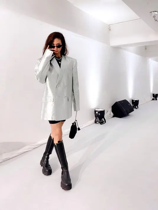 Tampil dengan gaya ekletik, Yuki Kato kenakan boots tinggi dengan blazer dan biker pants [@yukikt]