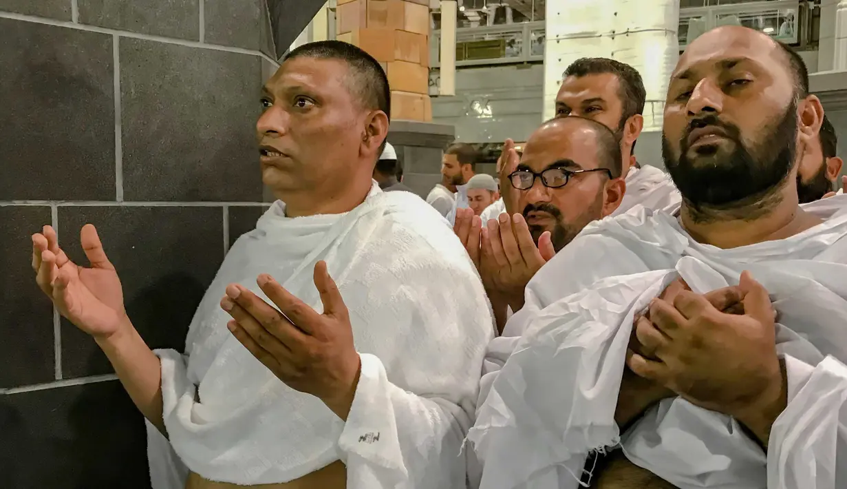 Umat muslim berdoa dekat bangunan Kakbah di Masjidil Haram, Mekah, Arab Saudi, Jumat (17/8). Kakbah paling ramai dikunjungi saat musim haji di mana jutaan jemaah dari penjuru dunia datang. (AP Photo/ Dar Yasin)