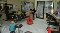 Warga mengemasi barang miliknya di sebuah salon yang berada di kawasan Kalijodo, Jakarta, Kamis (18/2). Lokalisasi itu mulai ditinggalkan penghuni sejak berkembangnya wacana penggusuran kawasan Kalijodo. (Liputan6.com/Gempur M Surya)