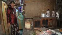 Gubernur Ganjar Pranowo melihat rumah penerima bantuan program perbaikan Rumah Tidak Layak Huni, Ahmad Judin bin Mawad, warga Slatri, Kecamatan Larangan, Kabupaten Brebes (15/4)