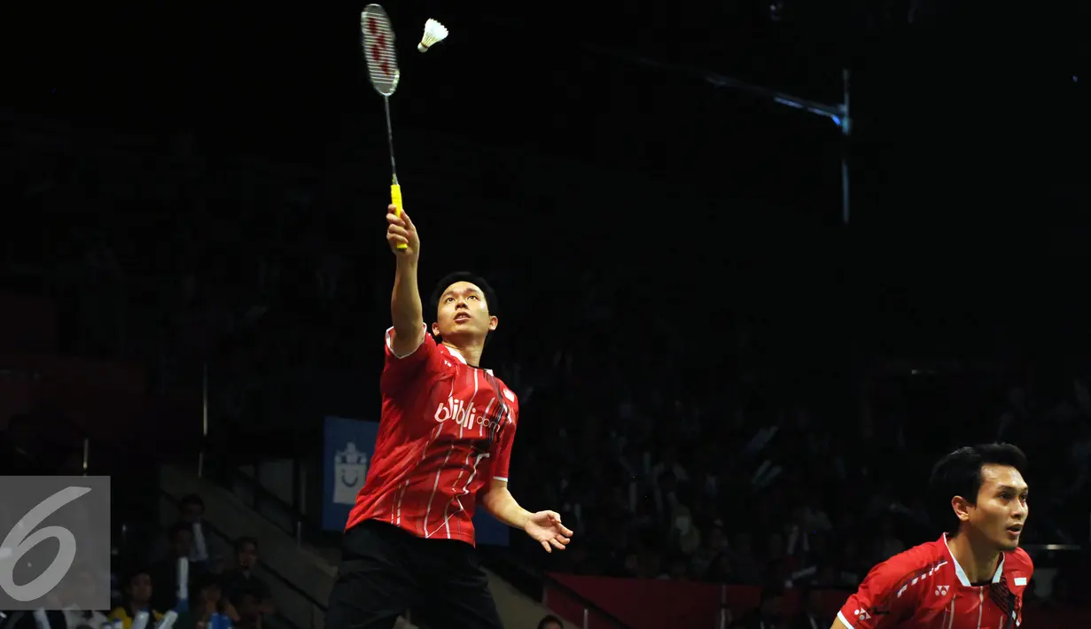 Hendra Setiawan (kiri)/M Ahsan melakukan smesh saat laga melawan Baptise Careme/Ronan Labar (Perancis)di Total BWF World Championships 2015 di Jakarta, Rabu (12/8/2015). Hendra/Ahsan unggul 19-21, 21-17, 21-18. (Liputan6.com/Helmi Fithriansyah)