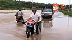Hujan yang terus mengguyur Kabupaten Jeneponto, Sulsel dan mengakibatkan banjir sejak kemarin hingga kini belum surut. Warga mengaku hanya bisa pasrah sambil mengais sisa-sisa perabot rumah mereka. 