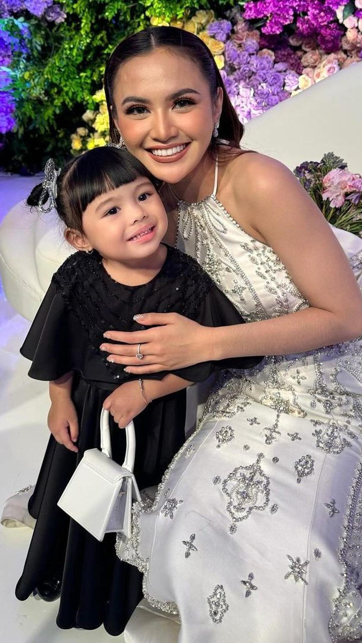 Ameena Mengenakan Tas Kecil Menggemaskan <br>