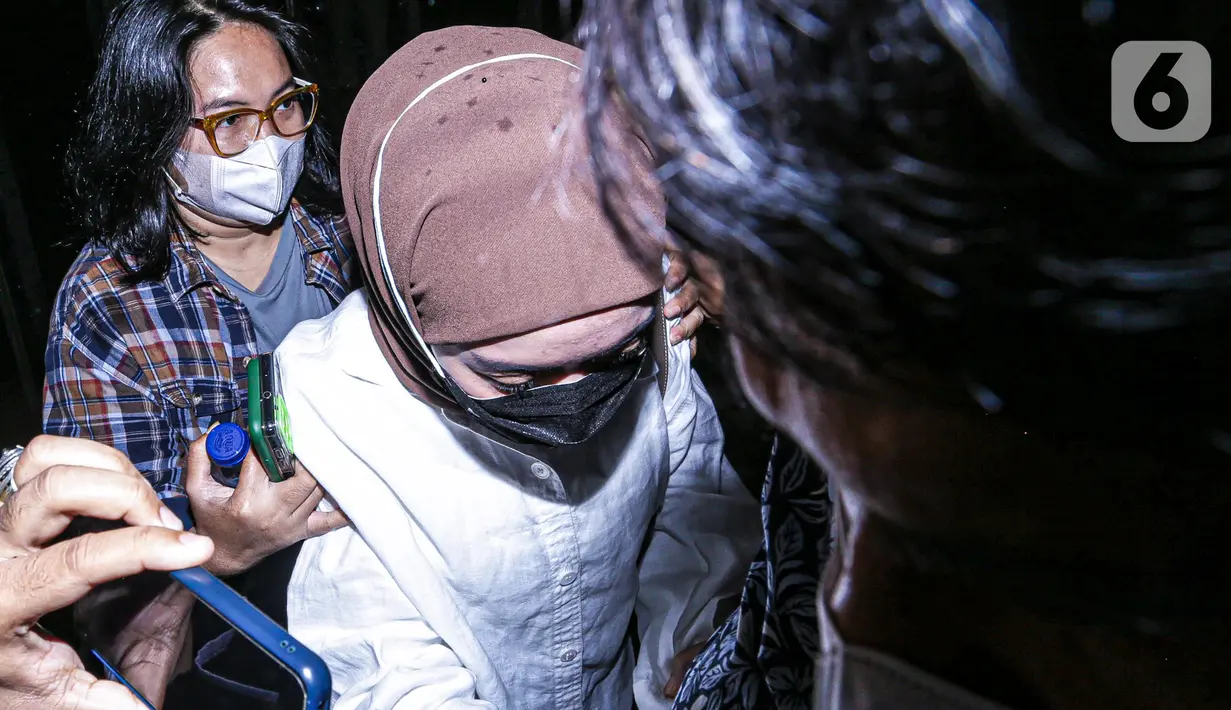 <p>Lesti Kejora dengan penjagaan ketat mendatangi Mapolres Jakarta Selatan, Kamis (13/10/2022). Kedatangan Lesti Kejora cukup mengejutkan karena hanya berselang sesaat pascapenetapan penahanan suaminya, Rizky Billar. (Liputan6.com/Faizal Fanani)</p>