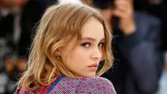 Artis Lily Rose Melody Depp berpose selama sesi pemotretan untuk film "La danseuse" (The Dancer) kategori ""Un Certain Regard" di Festival Film Cannes ke-69 di Prancis, (13/5). Lily Rose merupakan putri dari aktor Johnny Depp. (REUTERS / Yves Herman)