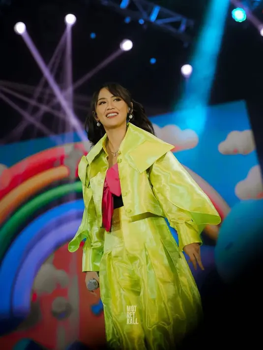 Gaya unik Happy Asmara mengenakan outfit bernuansa hijau neon. Outfit yang kenakannya kali ini memiliki desain yang edgy dengan inner pink yang kontras, namun menyempurnakan keseluruhan penampilannya. [Foto: Instagram/happy_asmara77]