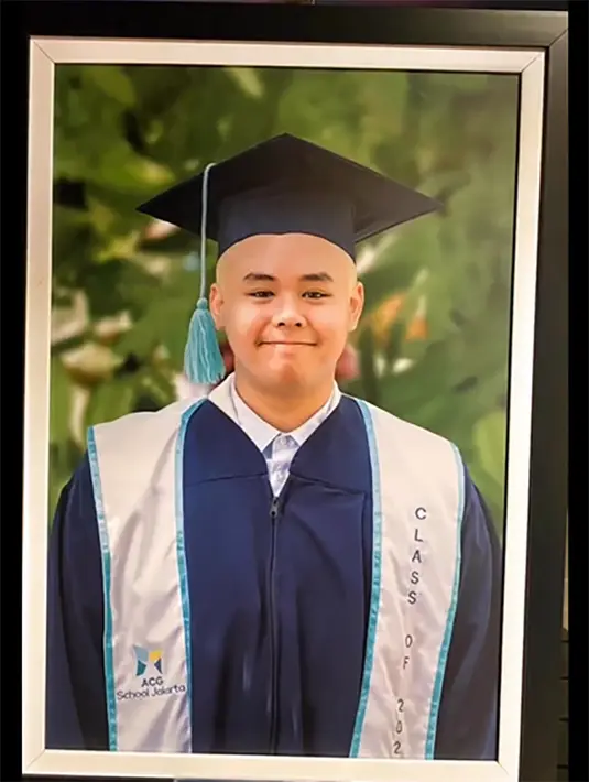 Kehadiran Yuni bersama mantan suami dalam acara wisuda putranya mendapat banyak pujian. Meski  telah cerai sejak tahun 2008 silam, Yuni dan Henry masih menjalin hubungan baik. [Instagram/yunishara36]