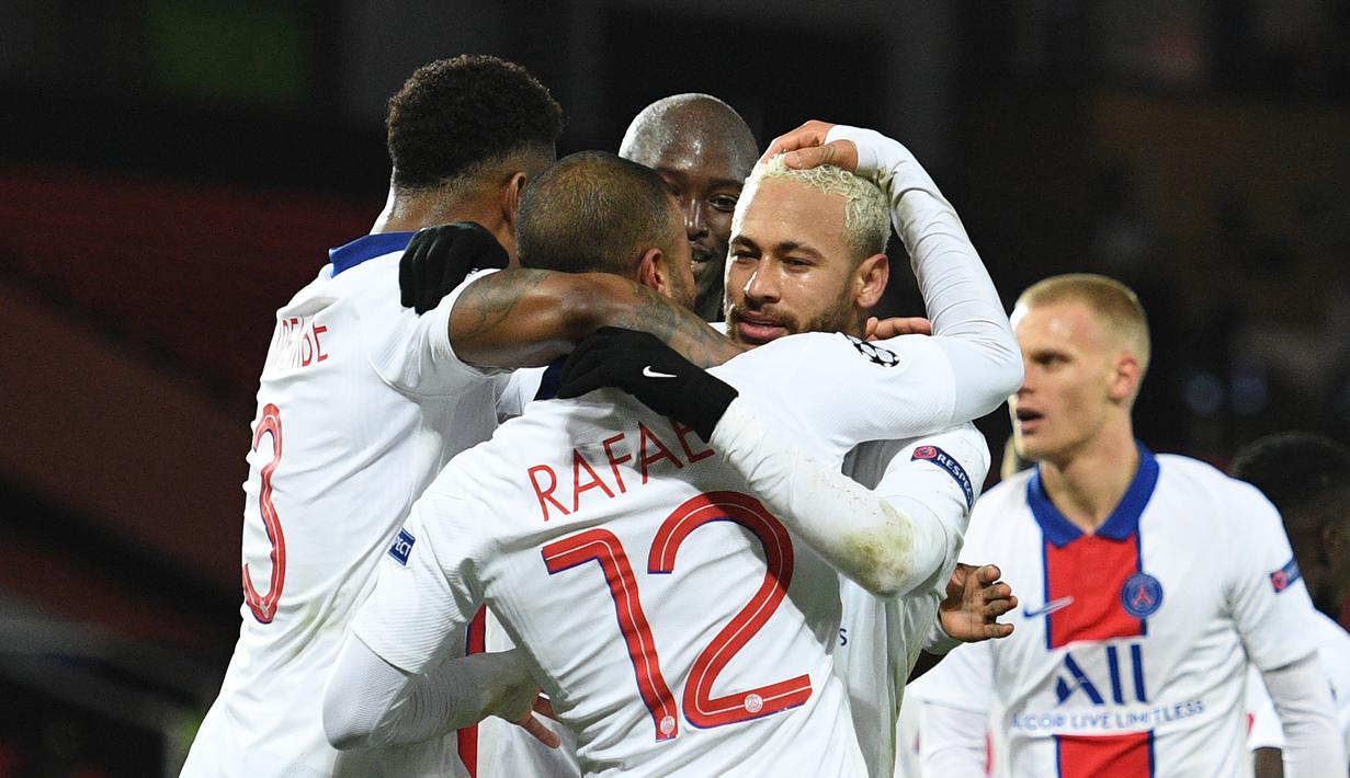Striker Paris Saint-Germain, Neymar (tengah), merayakan gol ketiga PSG bersama rekan-rekannya dalam laga lanjutan Liga Champions 2020/21 Grup H melawan Manchester United di Old Tarfford Stadium, Manchester, Rabu (2/12/2020) waktu setempat. PSG menang 3-1 atas Manchester United. (AFP/Oli Scarff)