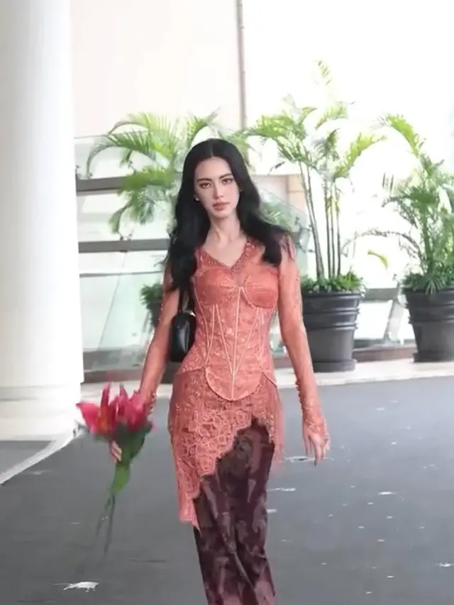 6 Gaya Melokal Aktris Thailand Davika Hoorne Pakai Kebaya sambil Makan Jajanan Pasar saat Tiba di Jakarta